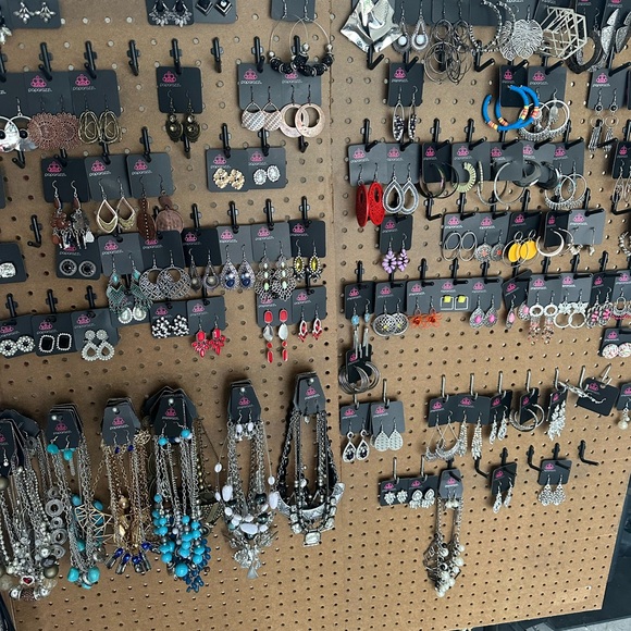 Mystery Bag of Paparazzi Jewelry/Accessories. NWT - Picture 1 of 4